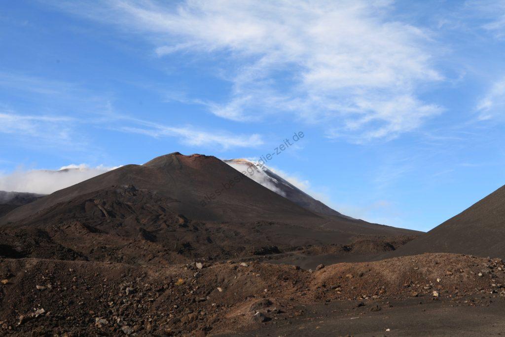 Die Gipfelkrater in Sichtweite